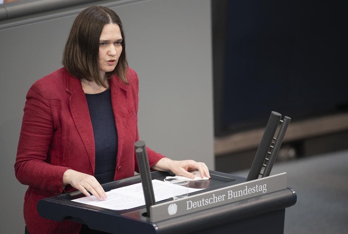 Claudia Müller (Bündnis 90/Die Grünen) spricht im Bundestag zum Thema Arbeitsmarkt Ost.