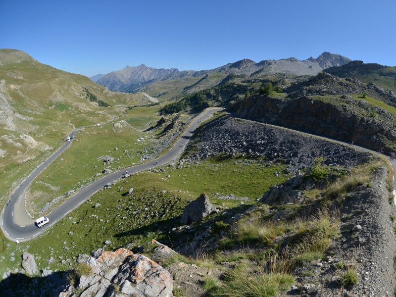 Der Col de la Bonette in den französischen Seealpen hält mit 2802 Metern den Rekord als höchstgelegene asphaltierte Straße.