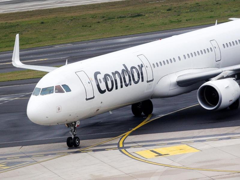 Condor-Flugzeug am Flughafen Düsseldorf - die Airline hat einen neuen Tarif in der Economy-Klasse eingeführt.