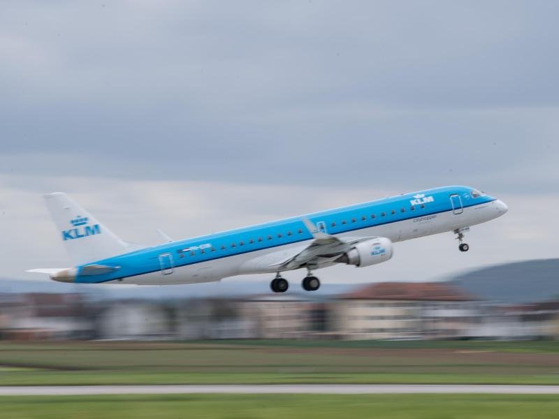 Corona dauert an - und die Fluglinien KLM und Air France verlängern ihre kulanten Umbuchungs- und Erstattungsregeln.