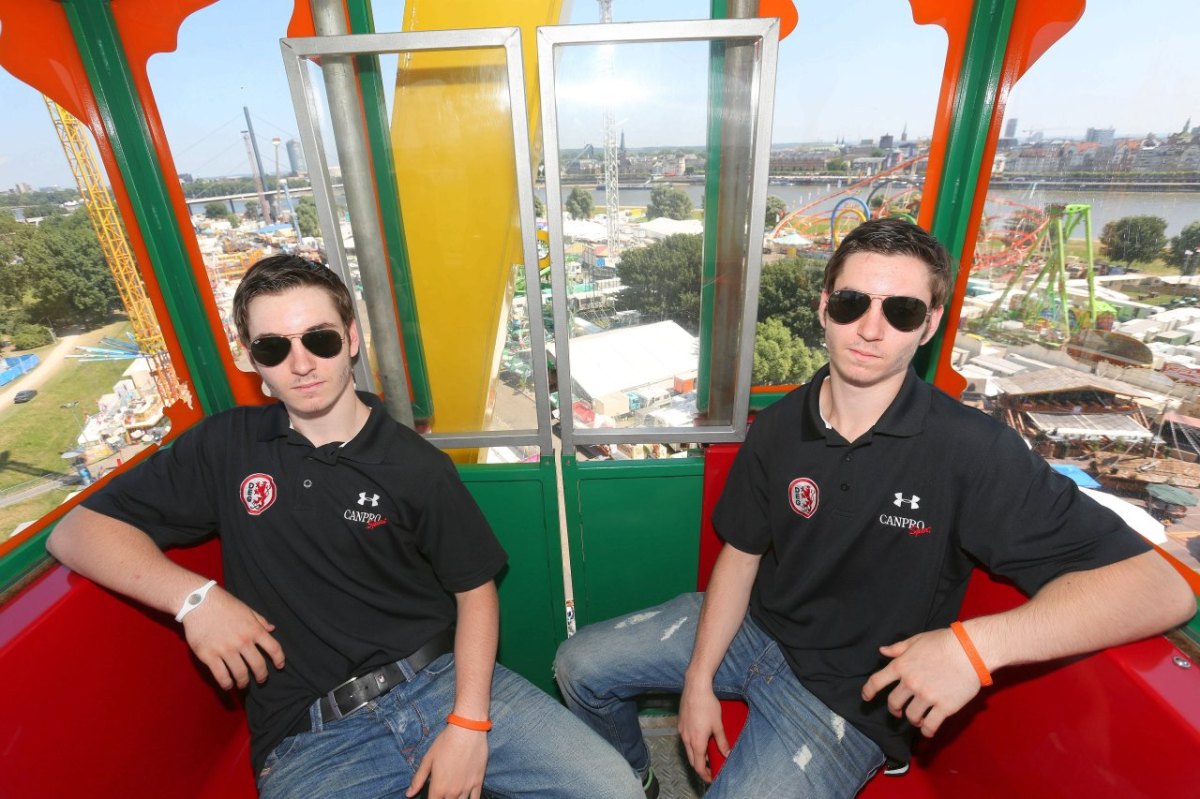 DEG Spieler vor dem Riesenrad.jpg