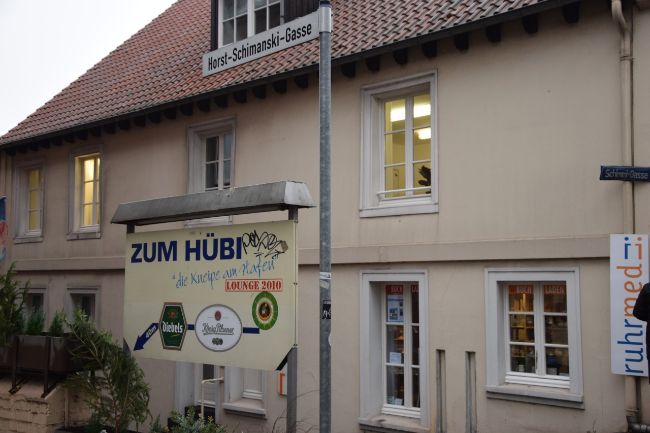Der kleine Buchladen in der Horst-Schimanski-Gasse hat montags bis samstags von 10 bis 14 Uhr auf.