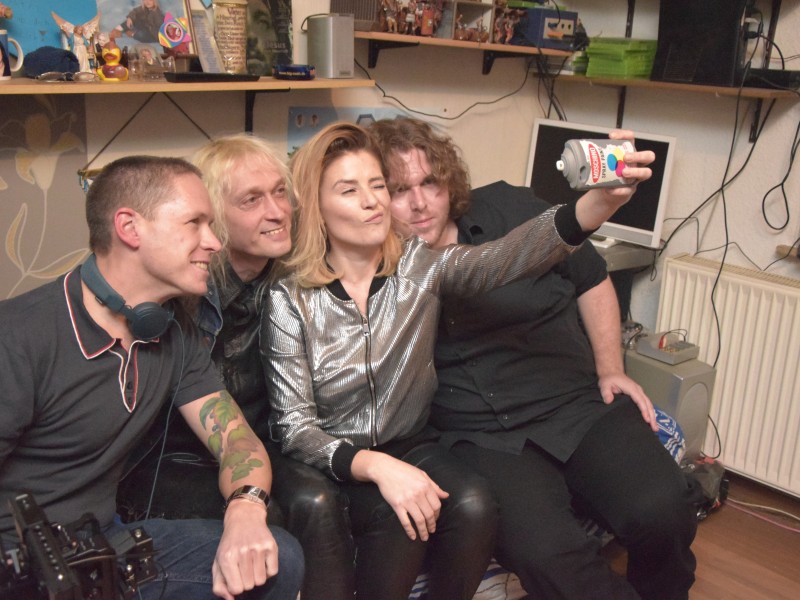 Spaß beim Dreh in Thomas VfL-Zimmer: Björn, Thomas,l Adele und Gerrit machen ein Selfie.