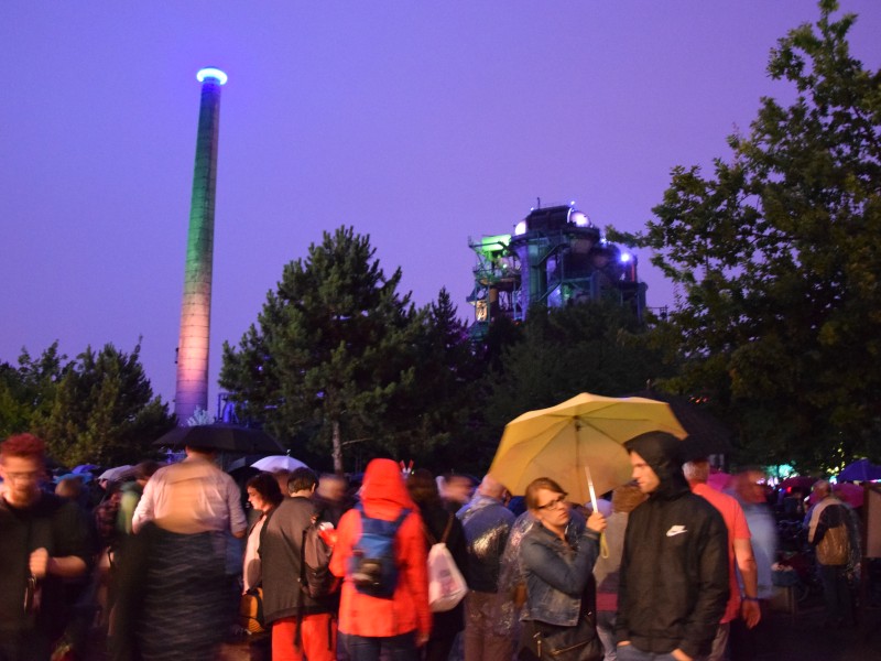 Im Landschaftspark in Duisburg regnete es noch vor dem Feuerwerk.