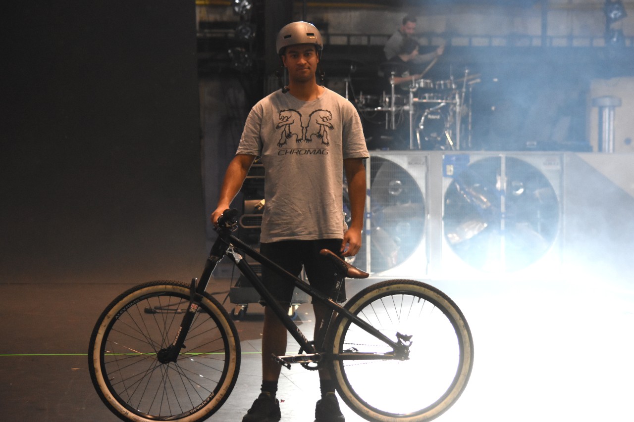 Gordon (23) aus Dortmund fährt Mountain Bike in der Show.