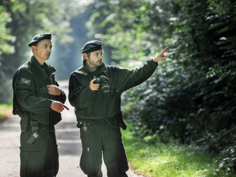 Die Polizei sucht den geistig zurückgebliebenen, jungen Mann mit Hochdruck: Hunde, Helikopter und Hundertschaften kamen bislang mehrfach zum Einsatz. Das Foto zeigt Polizisten einer Hundertschaft, die am Freitag, 27. September, ein kleines Waldstück in Frillendorf und Stoppenberg durchstreiften.