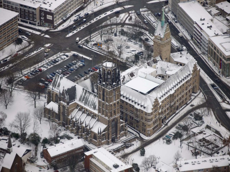 Eine weiße Schneedecke legte sich im Dezember 2009 über Duisburg. Das Foto zeigt das Rathaus und die Salvatorkirche im Schnee.