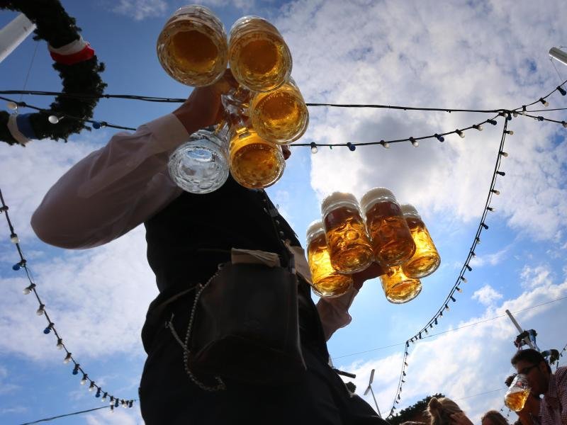 Das Bier auf der Wiesn wird in diesem Jahr wohl um gut 15 Prozent teurer.