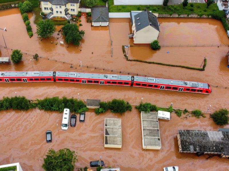 Das Hochwasser hat den Bahnverkehr massiv gestört.