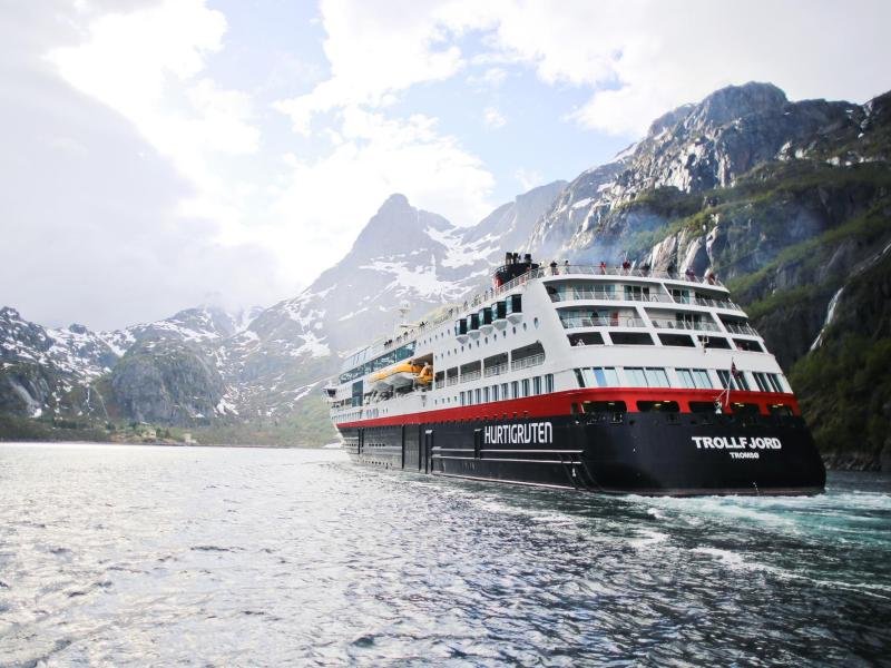 Das Hurtigruten-Postschiff MS Trollfjord soll in der ersten Jahreshälfte 2023 renoviert werden und dann die Spitzbergen- und die Nordkap-Linie fahren.