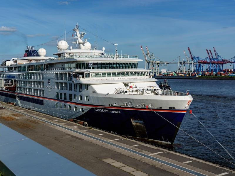 Das Kreuzfahrtschiff "Hanseatic nature" von Hapag-Lloyd Cruises liegt am Terminal des Cruise Center in Altona. Nach monatelanger Corona-Zwangspause soll die Kreuzfahrtsaison auch in Hamburg wieder starten.
