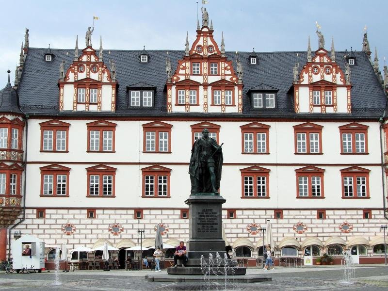 Das Stadthaus am Markt trägt eine Spätrenaissance-Fassade.