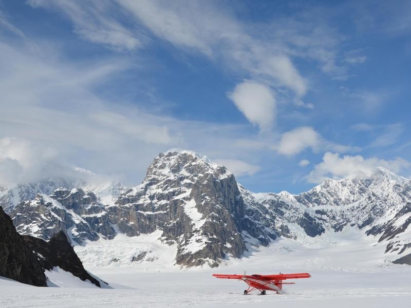 Reise ins Eis: Ein Flugzeug landet auf einem Gletscher am Denali, dem höchsten Berg Nordamerikas, der bis vor Kurzem offiziell Mount McKinley hieß.