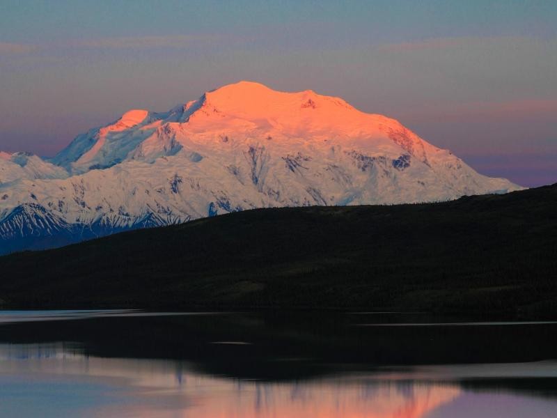 Abendglühen auf dem Denali: Der höchste Berg Nordamerikas strahlt im letzten Licht des Tages.