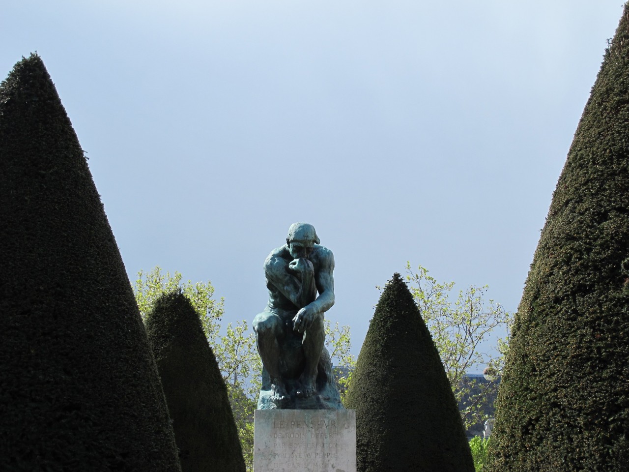 «Der Denker» ist eine der bekanntesten Skulpturen Garten des Rodin-Museums in Paris.