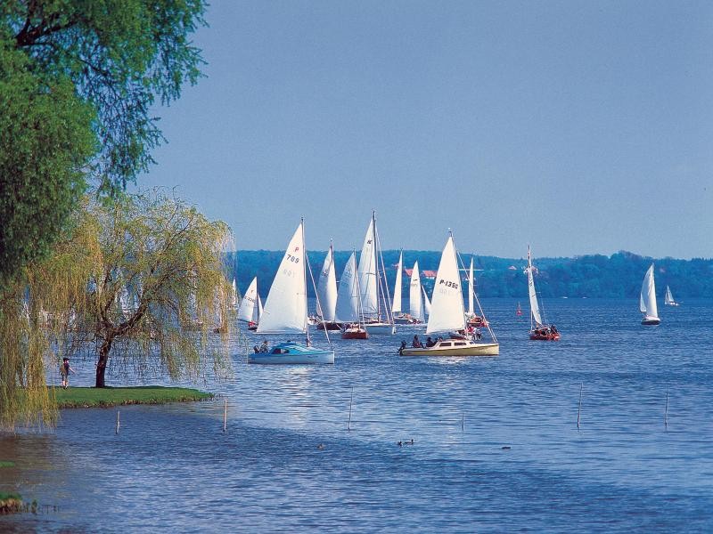 Der Schweriner See ist einer der größten deutschen Binnenseen. Erkunden lässt er sich perfekt vom Segelboot aus.
