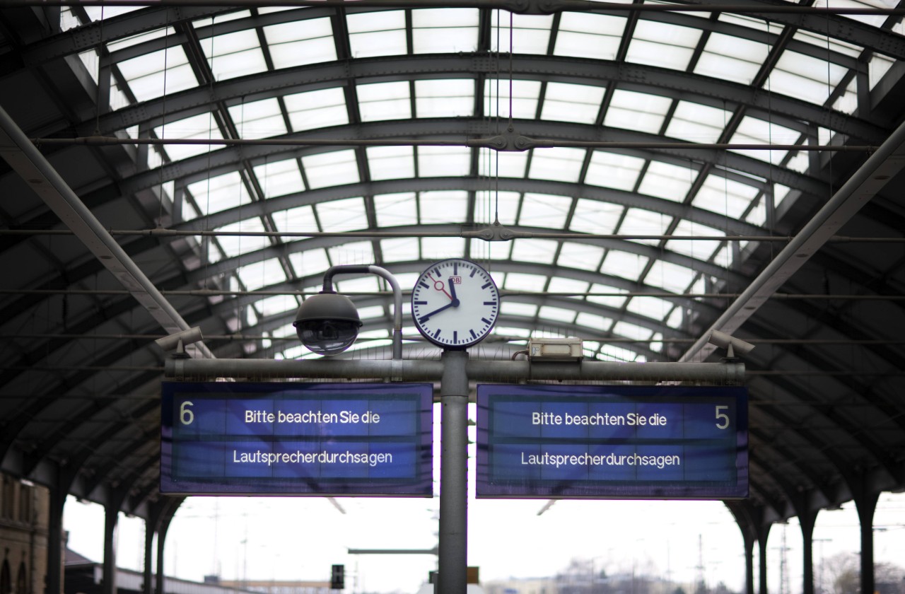 Deutsche Bahn-Kunden können sie fast nicht mehr hören. Aber was bedeuten die Durchsagen? (Archivbild) 