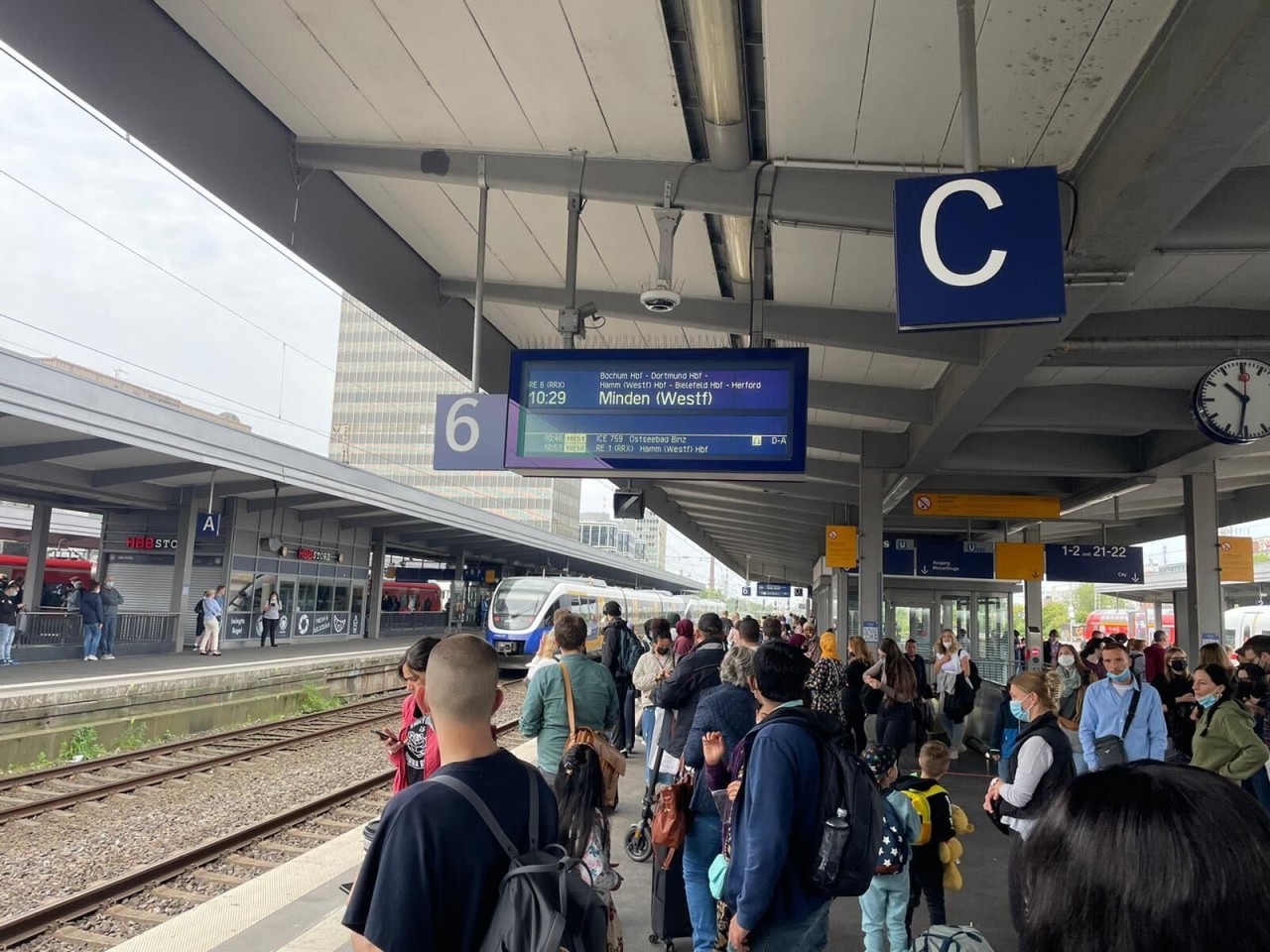 Deutsche Bahn in NRW: Am Essener Hauptbahnhof war es am Samstagmorgen bereits brechend voll. 