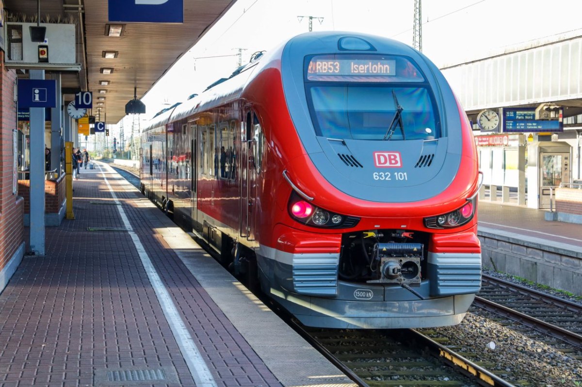 Deutsche Bahn in Dortmund: Mann rastet aus und muss gefesselt aus Zug getragen werden – später behauptet er DAS