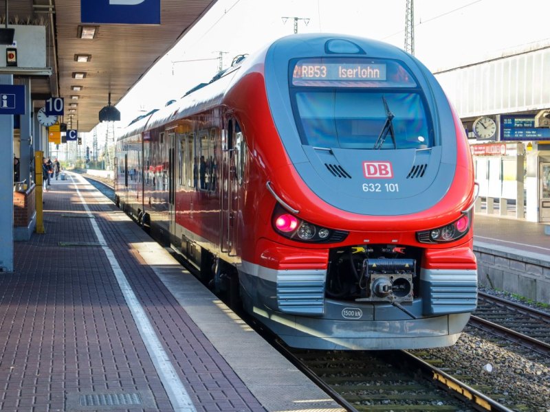 Deutsche Bahn in Dortmund: Mann rastet aus und muss gefesselt aus Zug getragen werden – später behauptet er DAS