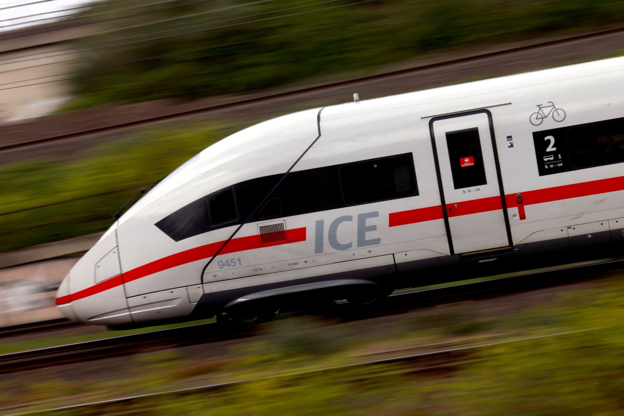 Deutsche Bahn in NRW: Ein ICE musste heftig bremsen, weil Jugendliche im Gleisbett abhingen. (Symbolbild)