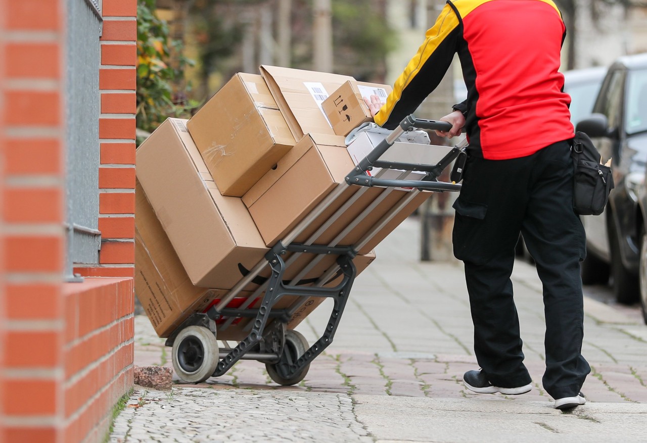 Deutsche Post in Bochum: Wegen eines übelreichenden Pakets in einer Filiale rückten Polizei und Feuerwehr aus. Der Inhalt des Päckchens ist mehr als widerlich. (Symbolbfoto)