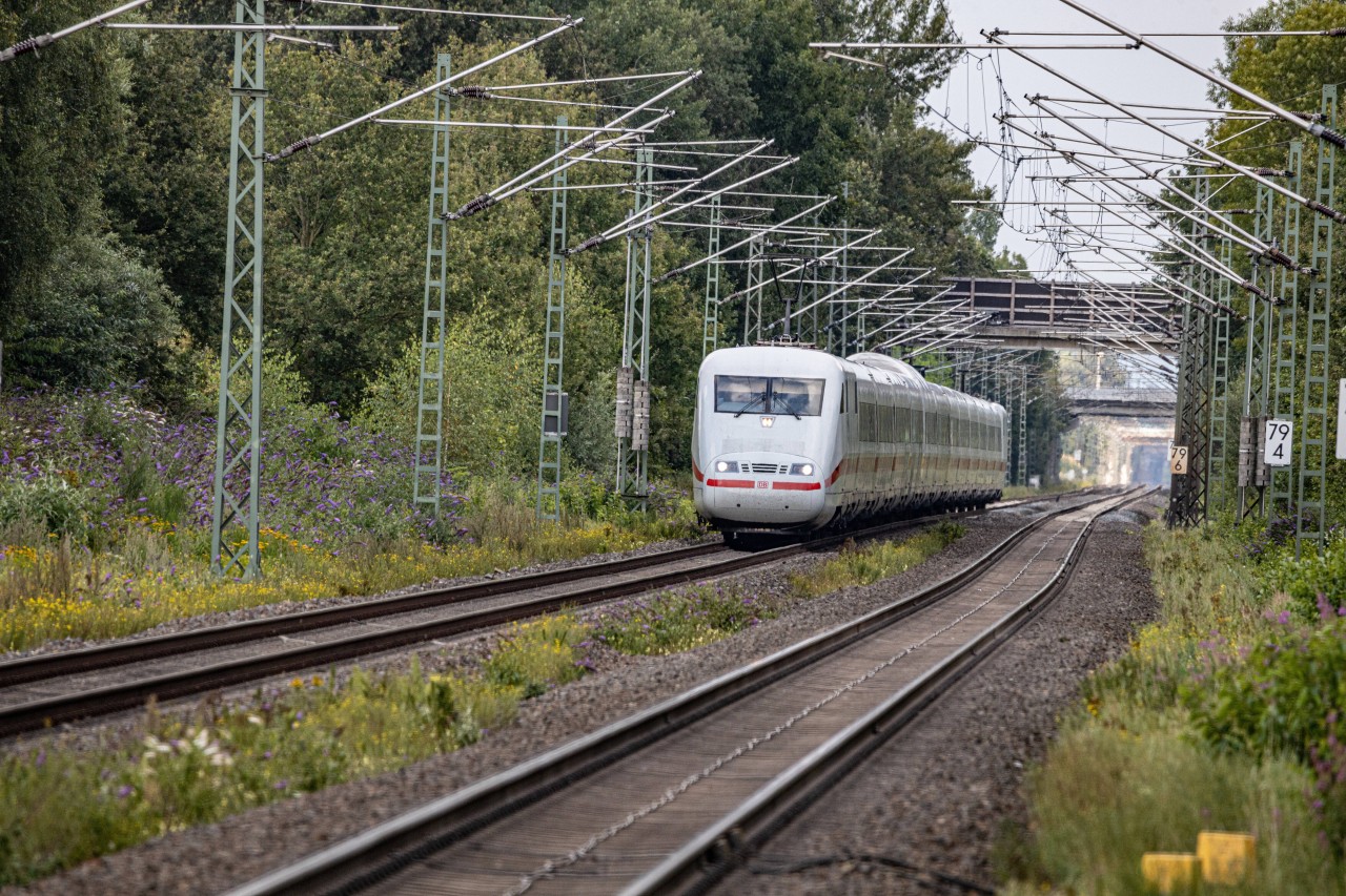 Deutsche Bahn in NRW: Ein ICE musste wegen dem gedankenlosen Verhalten eines Mannes eine heftige Bremsung einlegen. (Symbolbild)