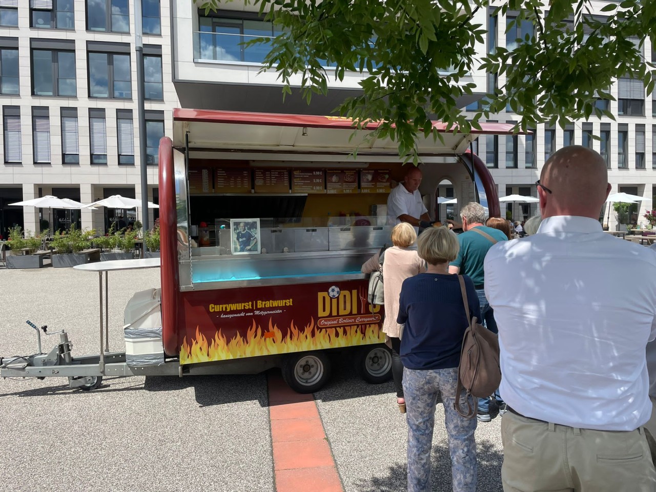 Lange Schlange in Gelsenkirchen: Viele wollen die Currywurst von Grillmeister Didi Schacht kosten. 