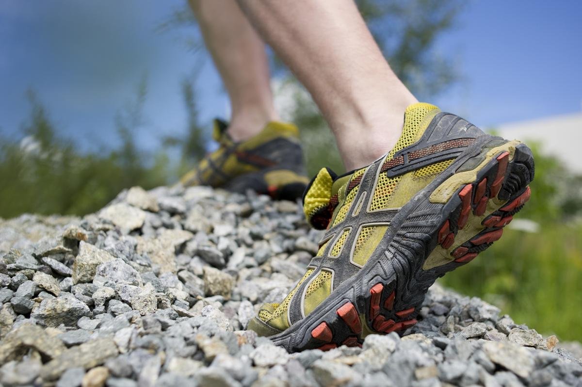 Die Berge eignen sich nicht nur zum Wandern, sondern auch zum Joggen. Beim Trailrunning sollten Sportler aber geeignete Schuhe tragen. Foto: Franziska Gabbert/dpa-tmn