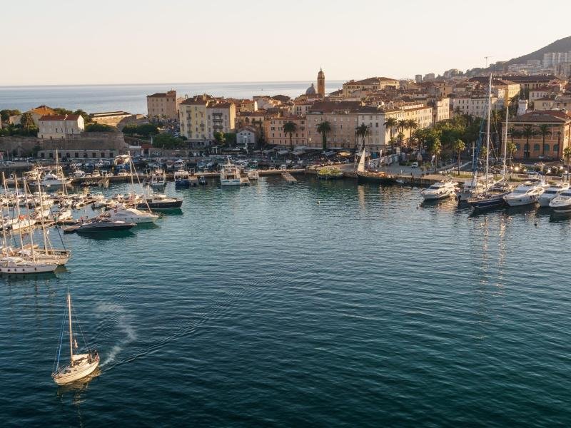 Die Bundesregierung streicht die Urlaubsinsel Korsika (im Bild) ab Sonntag von der Liste der Corona-Hochrisikogebiete, ebenso die griechische Insel Kreta.