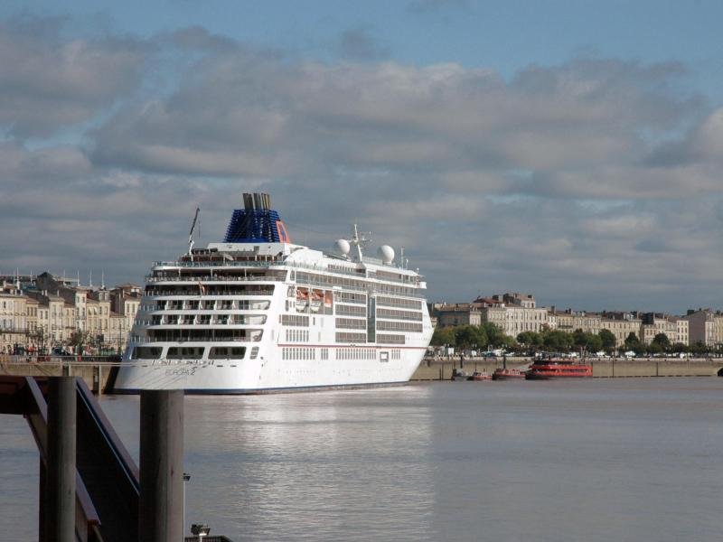 Die "Europa 2" in Bordeaux: Hapag-Lloyd Cruises wird ab Herbst nur noch Kreuzfahrten für Geimpfte anbieten.