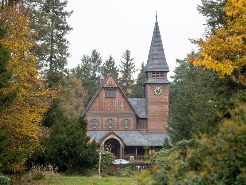 Die Holzkapelle im Norwegen-Stil taucht in der fiktiven Stadt Winden der Netflix-Serie "Dark" auf.