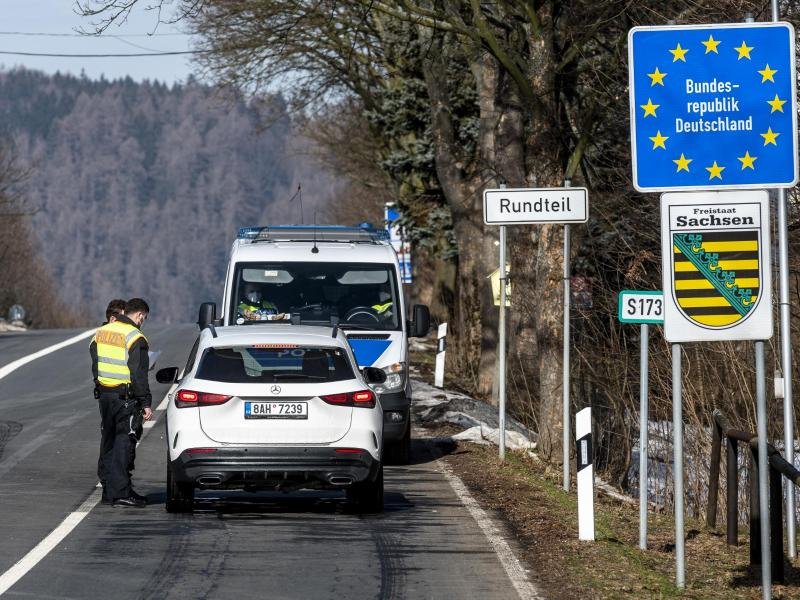 Die Kontrollen an den tschechisch-deutschen Grenzübergängen sollen zwei weitere Wochen durchgeführt werden.