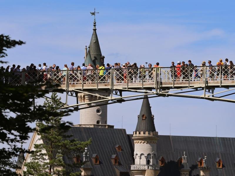 Die Marienbrücke am Schloss Neuschwanstein bleibt bis Herbst 2022 gesperrt. Grund sind statische Probleme.
