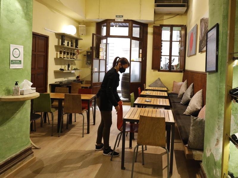 Die Regionalregierung Mallorcas will die Innenräume von Cafés, Restaurants und Kneipen nun wieder schließen. Grund sind steigende Corona-Zahlen.