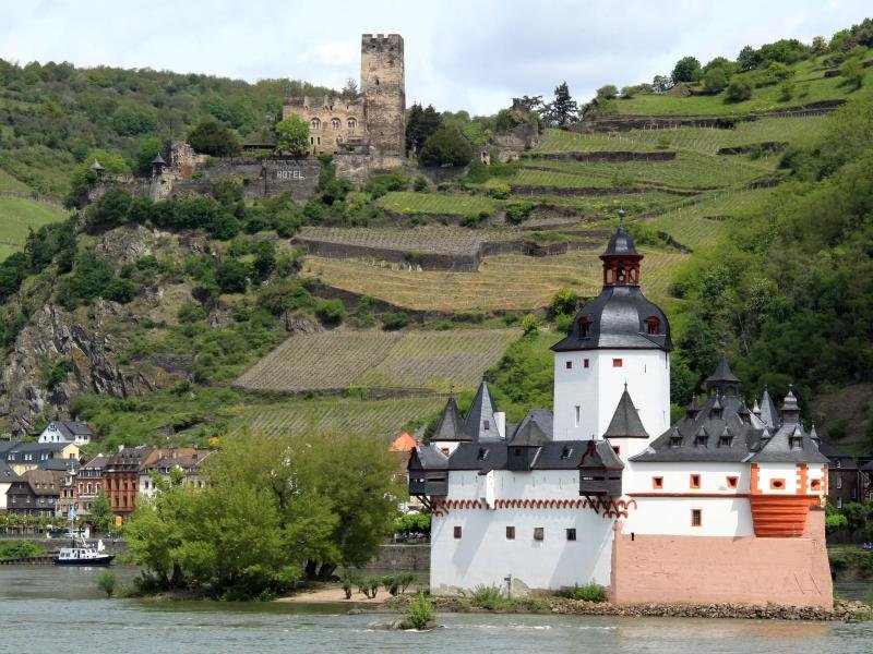 Die Rheinpfalz im Fluss mit der Burg Gutenfels über dem Ort Kaub im Hintergrund gehört zu den beliebtesten Fotomotiven in der Region.