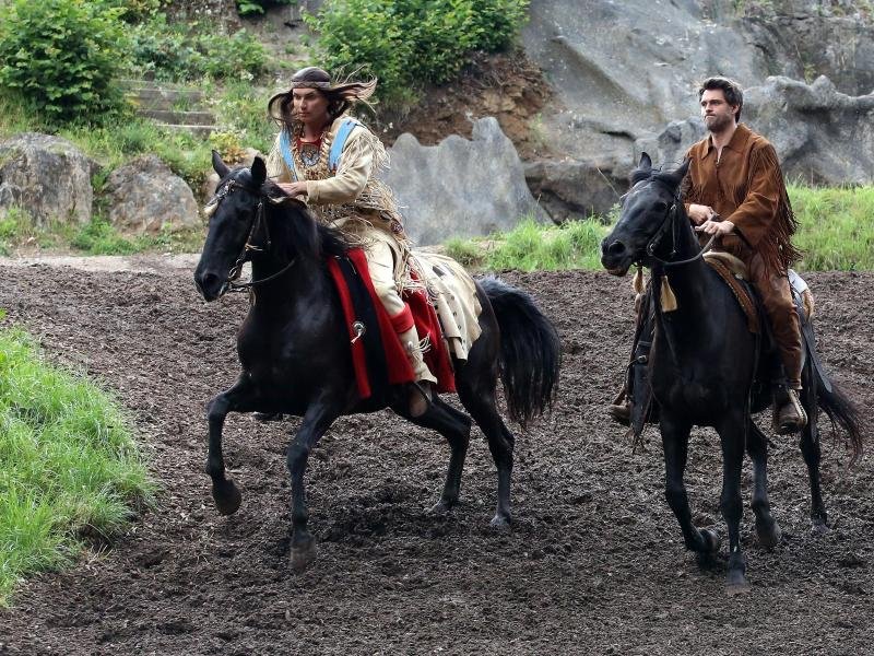 Die Schauspieler Jean-Marc Birkholz (Winnetou, l.) und Martin Krah (Old Shatterhand) reiten bei einer Probe zum Stück "Der Ölprinz" auf der Freilichtbühne des Elspe Festivals auf ihren Pferden.