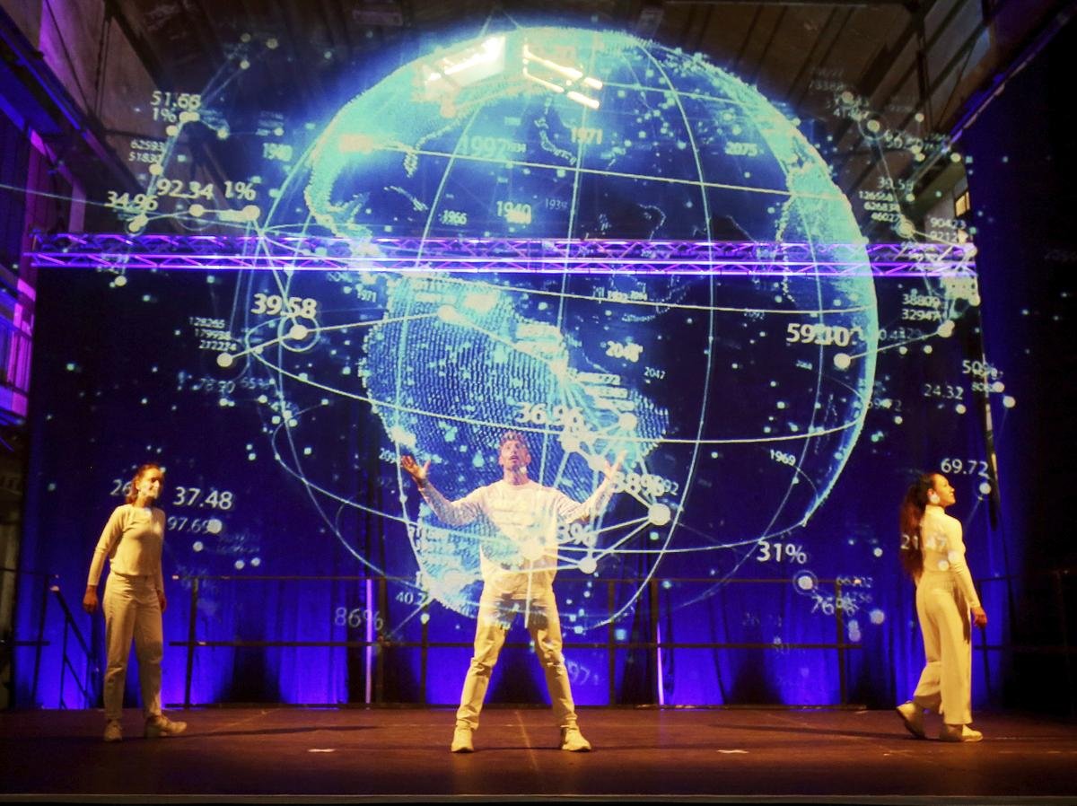 Die Tänzer des Electric Dance Theaters zeigen während der Extra Schicht ihre 3D-Holoperformance und Lasershow. Die ExtraSchicht präsentiert die Metropole Ruhr zum 20. Mal an 43 Spielorten in 23 Städten.