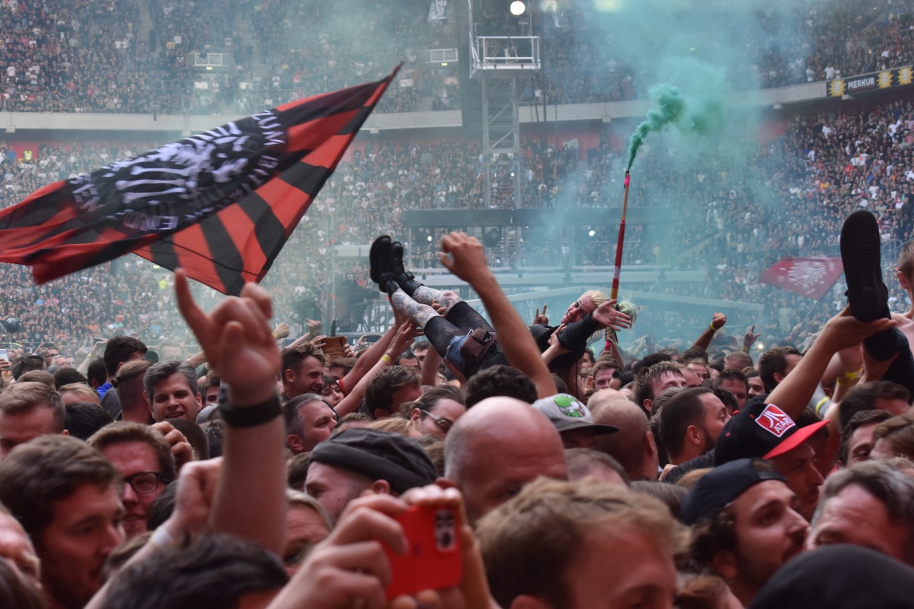 „Die Toten Hosen“ spielten am Freitag im ausverkauften Düsseldorfer Stadion.