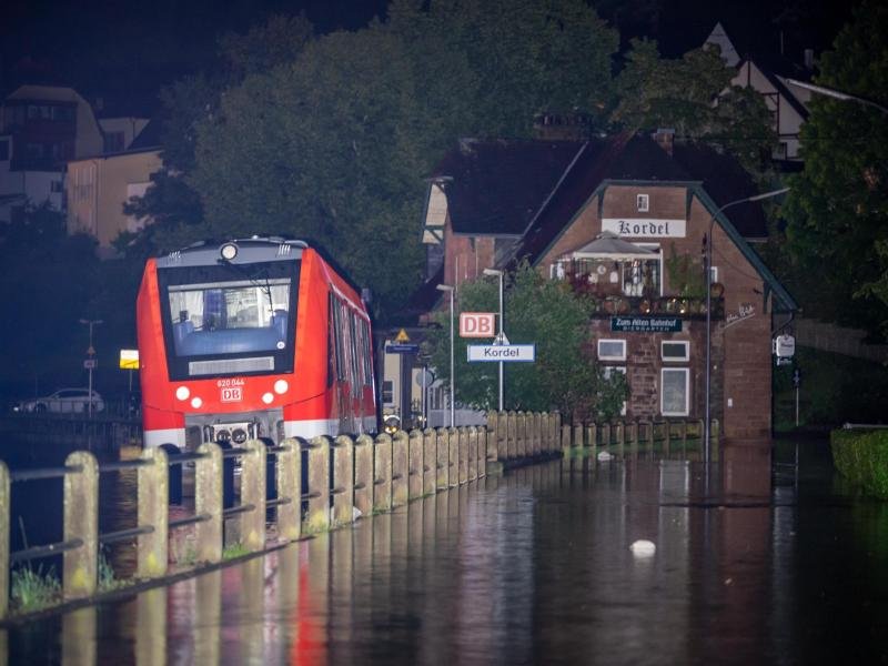 Die Unwetterkatastrophe in Teilen von NRW und Rheinland-Pfalz hat auch starke Auswirkungen auf den Bahnverkehr.
