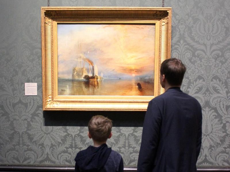Das Gemälde Die letzte Fahrt der Temeraire von William Turner hängt in der Londoner National Gallery. In dem Film Skyfall philosophiert Bond (Daniel Craig) mit Q (Ben Whishaw) über das Bild.