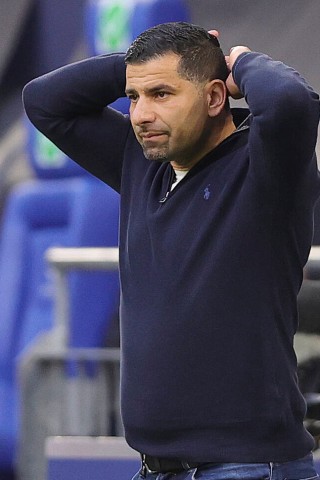 Schalke-Coach Dimitrios Grammozis steht vor einer schwierigen Entscheidung.