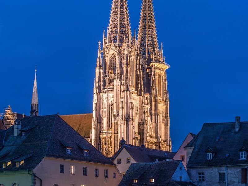 Dom Sankt Peter im Abendlicht: Die Altstadt von Regensburg verzaubert Besucher auch im Winter mit ihrem besonderen Charme.