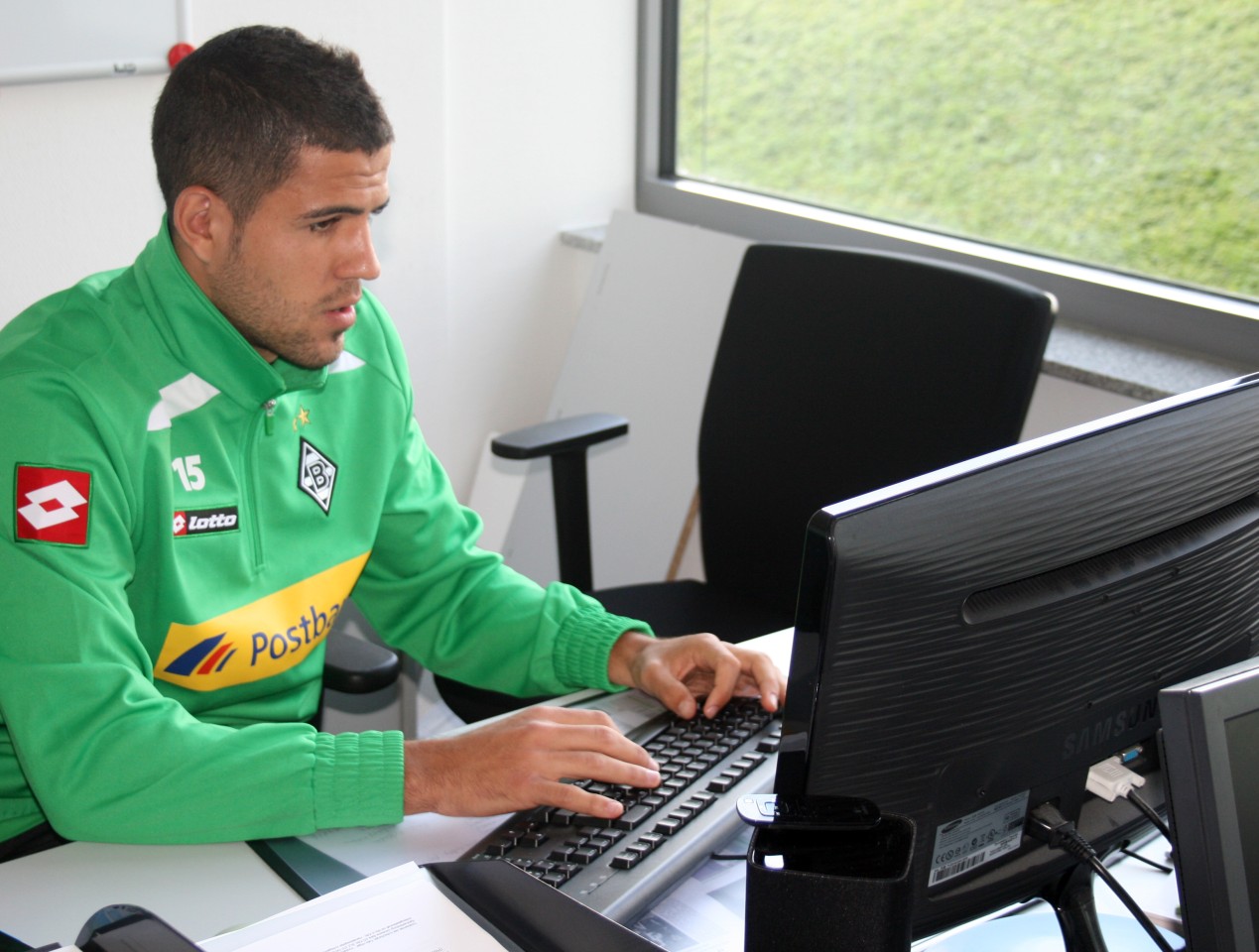 Abwechslung zwischen zwei Trainingseinheiten: Alvaro Dominguez beantwortet im Interview via Twitter unsere Fragen. 