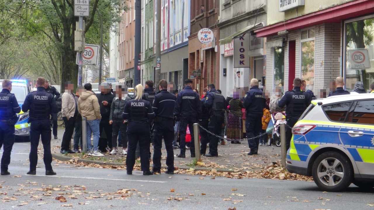 Dortmund: Die Polizei musste zahlreiche Schaulustige vom Einsatzort fernhalten.