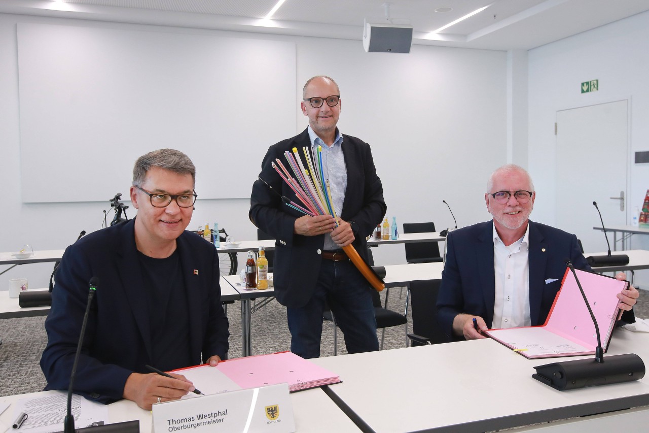 Dortmund: OB Thomas Westphal (l.), Franz-Josef Senf (m.) und Jörg Figura (r.), beide Geschäftsführer der DOKOM21, bei der Vertragsunterzeichnung.