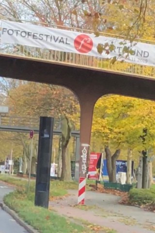 Nur wenige Meter hinter dem Blitzer hängt das Banner. Nur wenige Meter hinter dem Blitzer hängt das Banner.