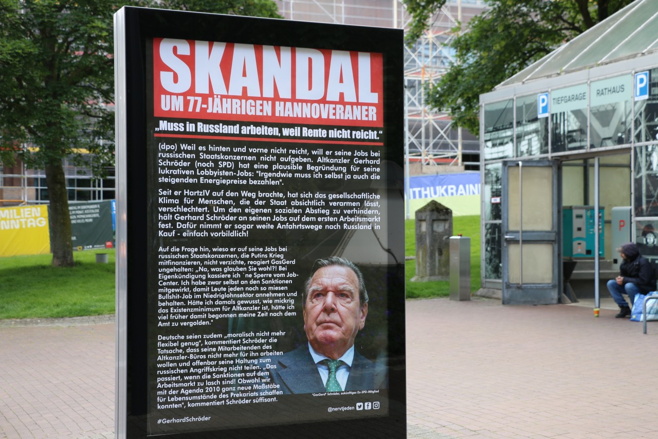 Überall in Dortmund hängen die Satire-Plakate von „Dies Irae“.
