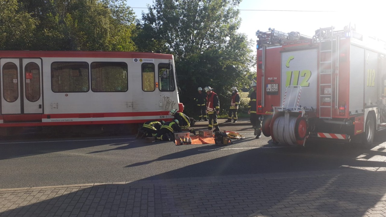 Dortmund: Ein Mann ist in Aplerbeck unter die oberirdisch fahrende U-Bahn geraten.