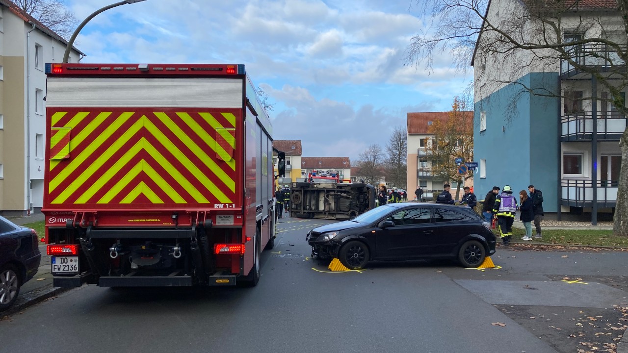 Am Sonntagmittag ist ein Transporter bei einem Crash in Dortmund umgekippt. Bei dem Unfall gab es zwei Schwerverletzte.